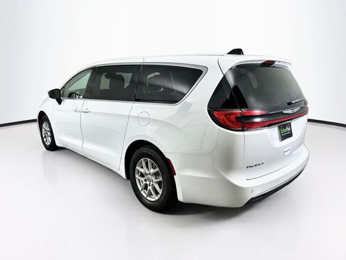 Used 2024 Chrysler Pacifica Touring-L FWD image 5