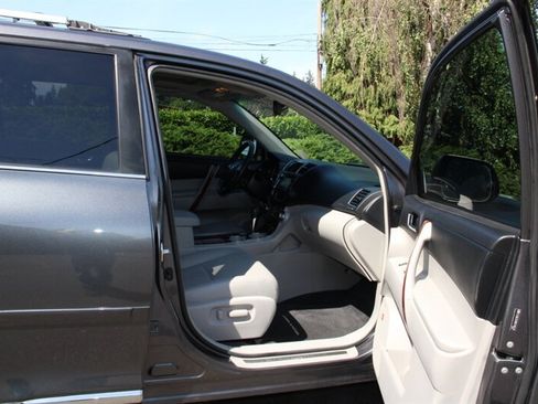 Used 2013 Toyota Highlander Limited AWD/4WD image 16