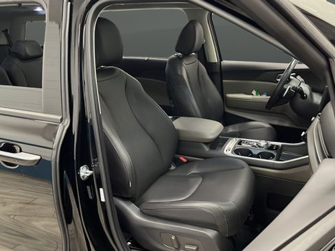 Used 2025 Kia Carnival SX FWD image 24