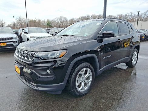 Used 2024 Jeep Compass Latitude image 3