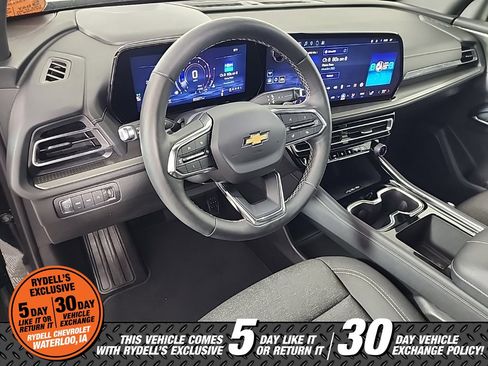 Used 2025 Chevrolet Traverse LT image 18