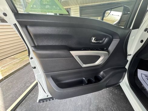 Used 2018 Nissan Titan SV w/ SV Convenience Package AWD/4WD image 22