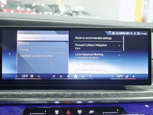 Used 2025 BMW 740i xDrive image 25