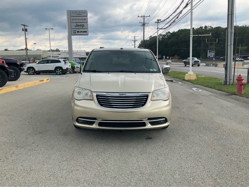 Used 2011 Chrysler Town & Country Limited FWD image 3