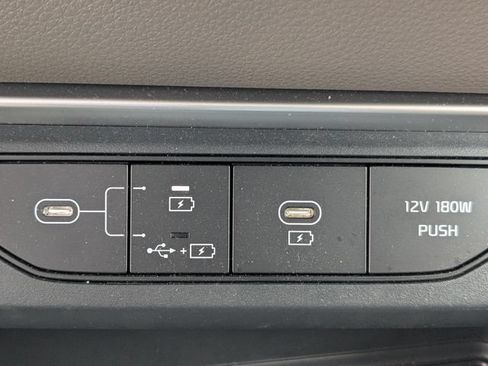Certified 2025 Kia Carnival FWD image 8