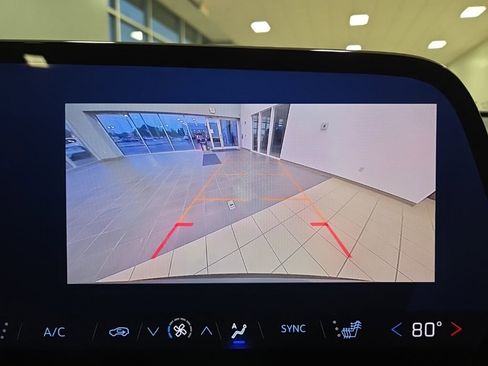 Used 2025 Chevrolet Traverse LT image 30