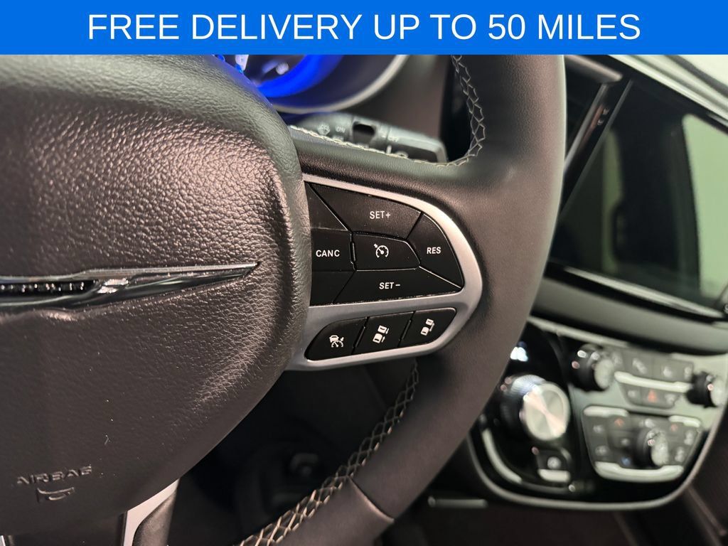 Used 2025 Chrysler Pacifica Select FWD image 7