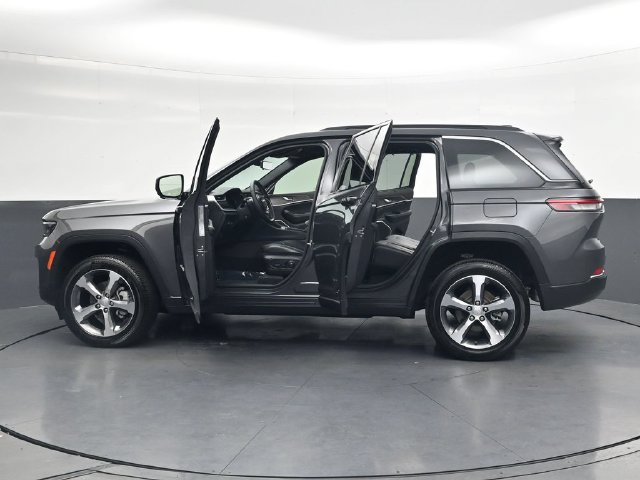 Used 2025 Jeep Grand Cherokee Limited w/ Luxury Tech Group II AWD/4WD image 38