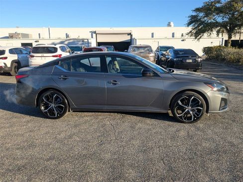Used 2025 Nissan Altima 2.5 SR image 3