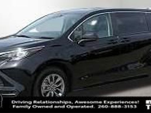 Used 2024 Toyota Sienna LE AWD/4WD image 5