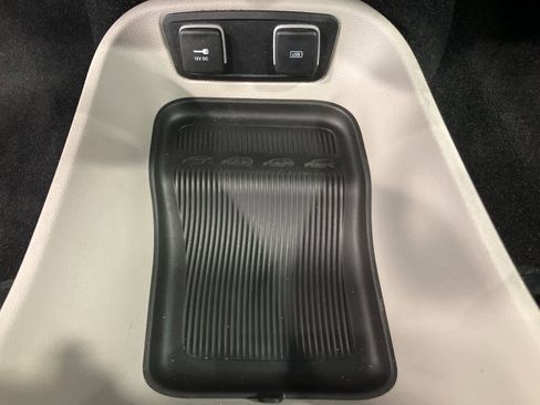 Used 2020 Chrysler Pacifica Touring w/ Cold Weather Group FWD image 15