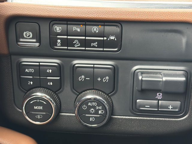 Used 2025 Chevrolet Suburban High Country AWD/4WD image 36