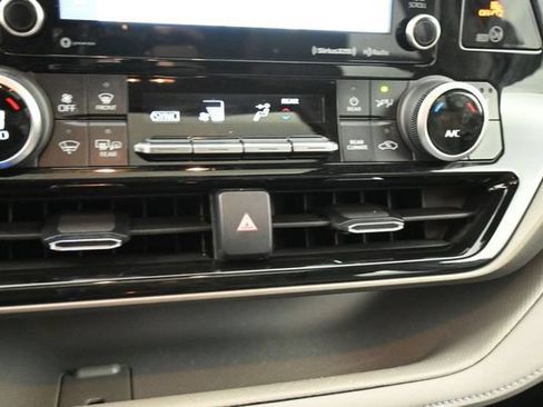 Used 2022 Toyota Highlander XLE AWD/4WD image 14
