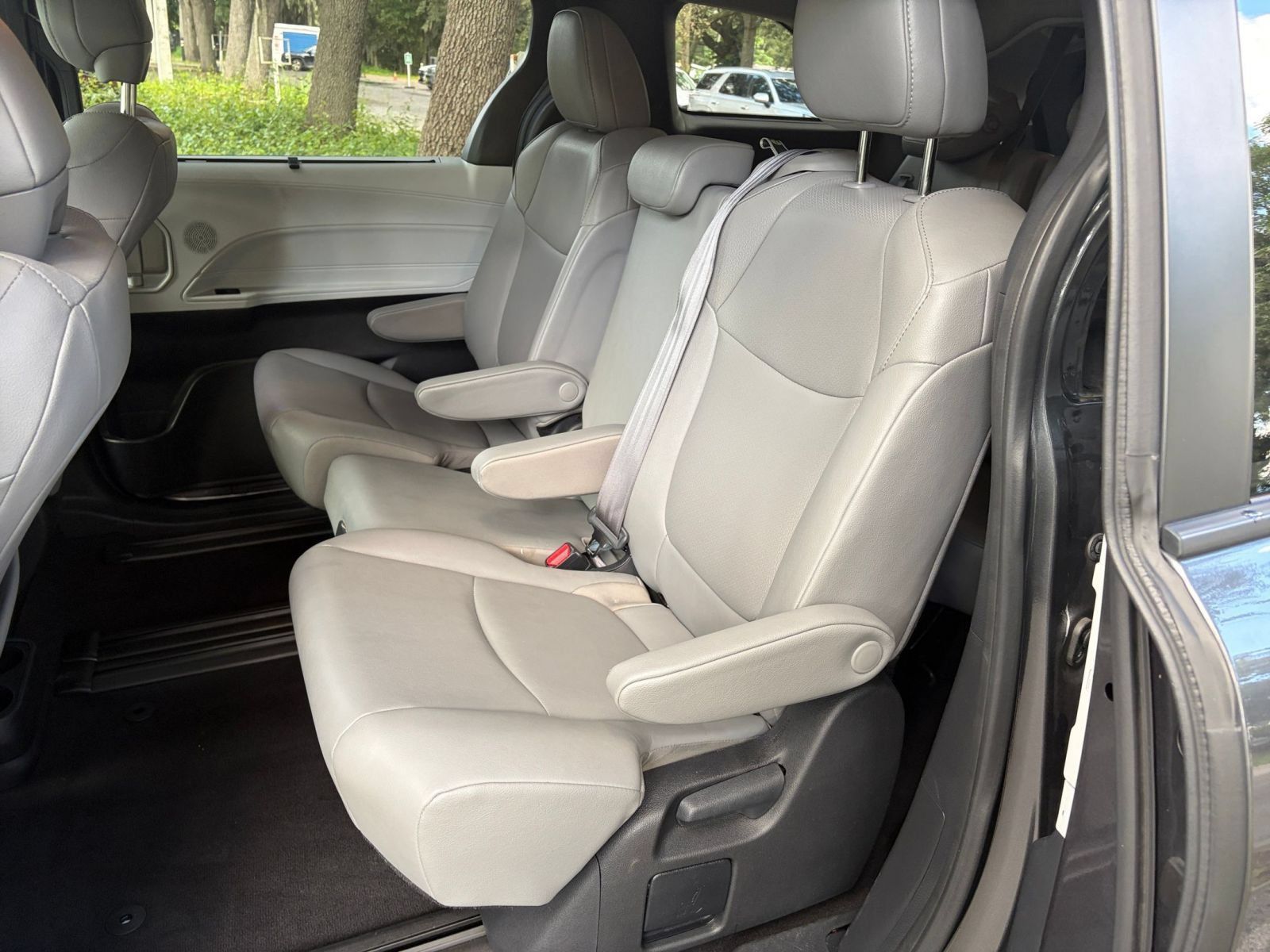 Used 2025 Toyota Sienna XLE FWD image 40