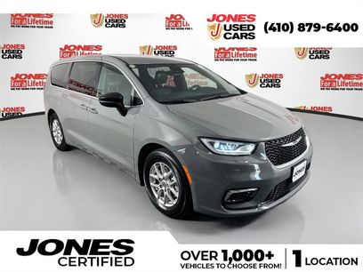 Used 2025 Chrysler Pacifica Select