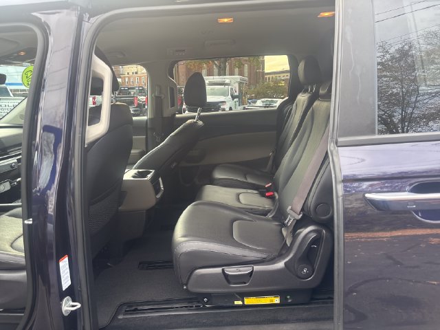 Used 2025 Kia Carnival FWD image 22