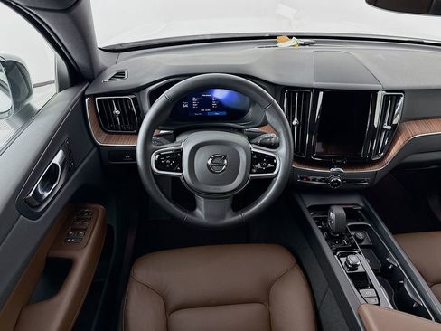 Used 2025 Volvo XC60 B5 Plus image 23