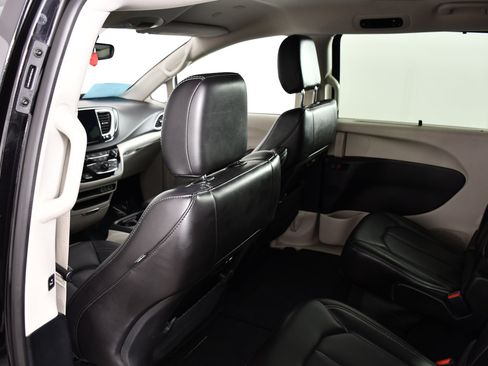 Used 2024 Chrysler Pacifica Touring-L FWD image 45