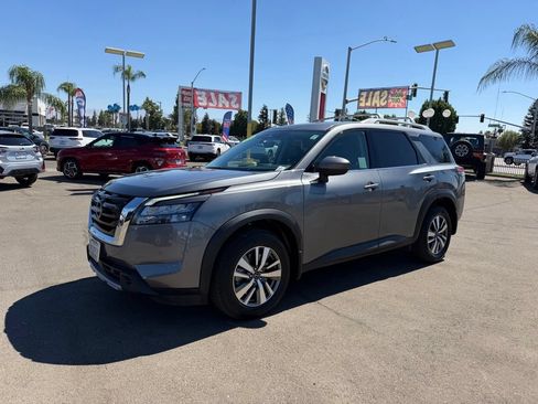 Used 2025 Nissan Pathfinder SL AWD/4WD image 3