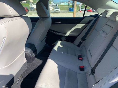 Used 2016 Lexus IS 300 AWD image 14