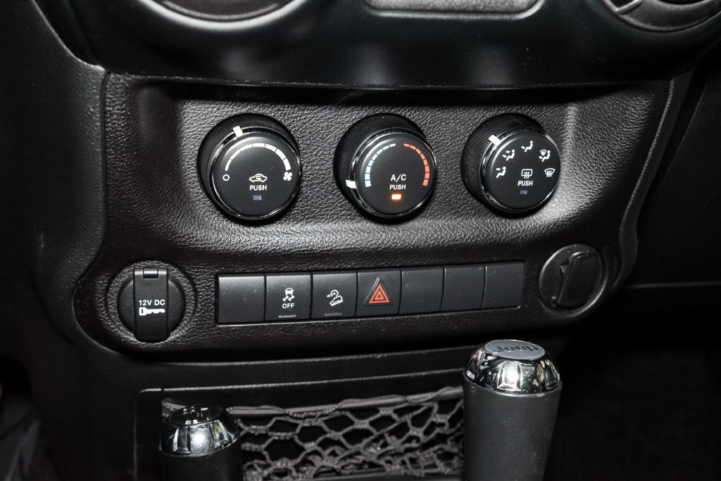 Used 2018 Jeep Wrangler Unlimited Sport w/ Connectivity Group AWD/4WD image 15