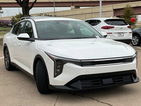 Used 2025 Kia K4 FWD image 3