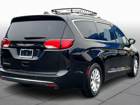 Used 2019 Chrysler Pacifica Touring-L image 12