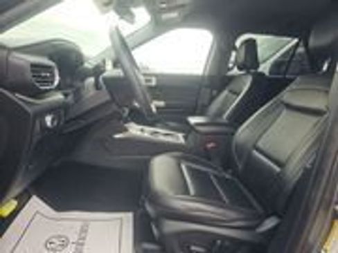 Used 2022 Ford Explorer XLT w/ Equipment Group 202A image 7