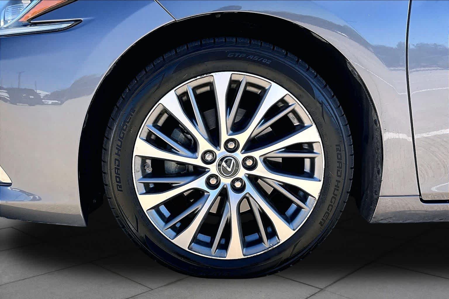 Used 2020 Lexus ES 350 w/ Premium Package FWD image 11