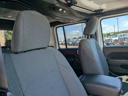 Used 2025 Jeep Gladiator Sport AWD/4WD image 27