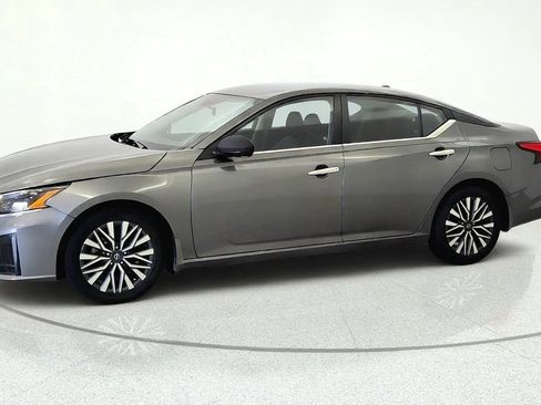 Used 2024 Nissan Altima 2.5 SV FWD image 3