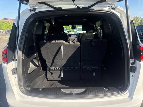Used 2024 Chrysler Pacifica Touring FWD image 14