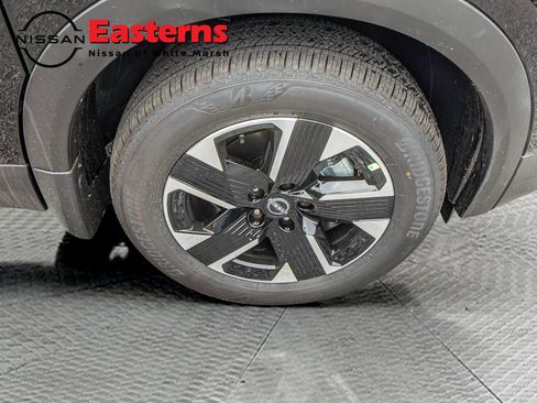 Used 2025 Nissan Kicks SV AWD/4WD image 12