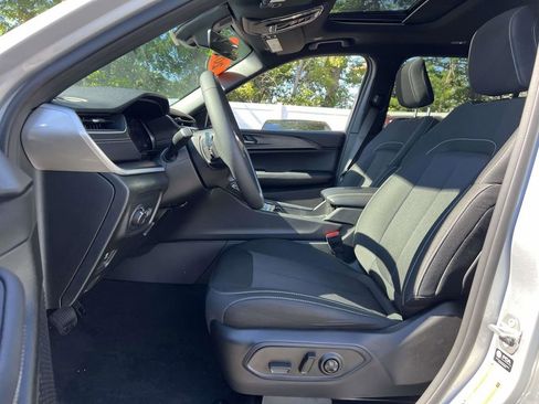 Used 2025 Jeep Grand Cherokee L Laredo image 13