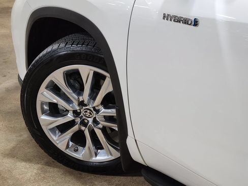 Used 2021 Toyota Highlander Limited FWD image 23