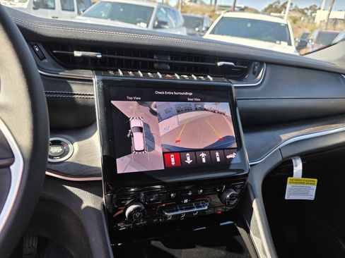 New 2025 Jeep Grand Cherokee Limited w/ Luxury Tech Group II image 17