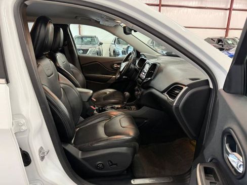 Used 2019 Jeep Cherokee Limited FWD image 19