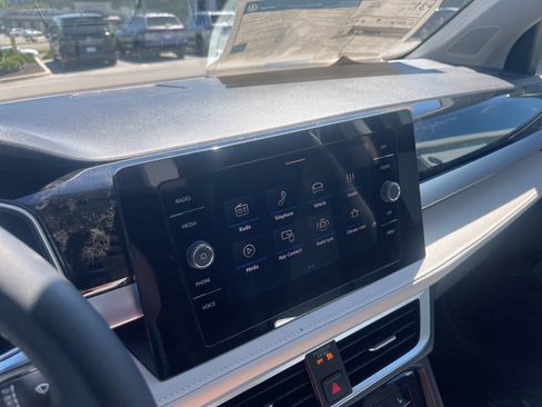 New 2026 Volkswagen Taos SE FWD image 17