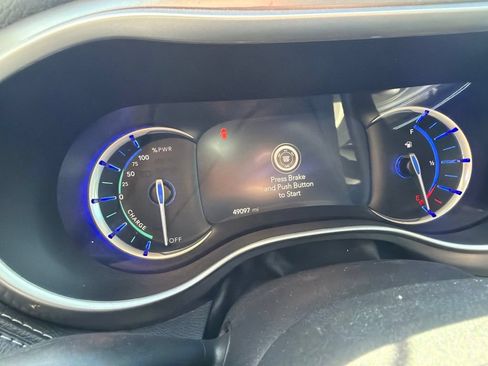 Used 2023 Chrysler Pacifica Touring-L FWD image 18