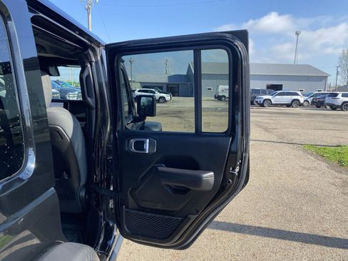 Used 2025 Jeep Wrangler Unlimited Rubicon w/ Convenience Group AWD/4WD image 31