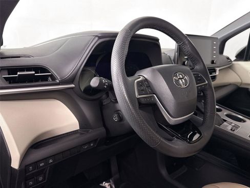 Certified 2023 Toyota Sienna Limited image 13