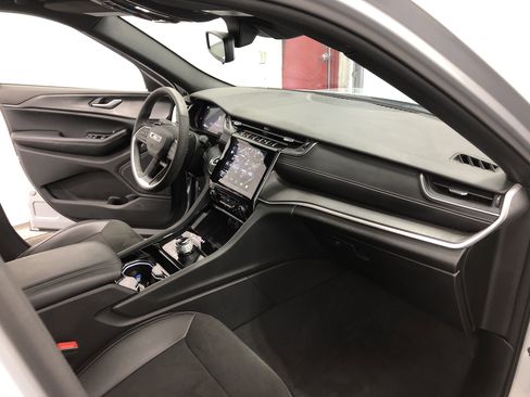 Used 2023 Jeep Grand Cherokee Altitude image 11