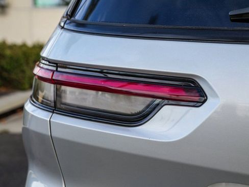 Used 2023 Jeep Grand Cherokee L Laredo image 7