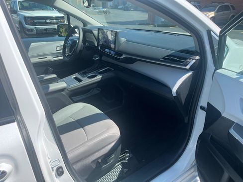 Used 2025 Toyota Sienna XLE FWD image 18