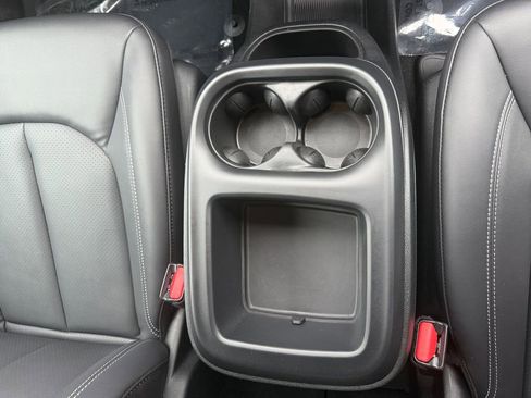 Used 2026 Chrysler Pacifica Select image 18