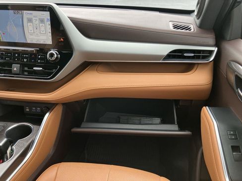 Used 2022 Toyota Highlander Platinum image 19