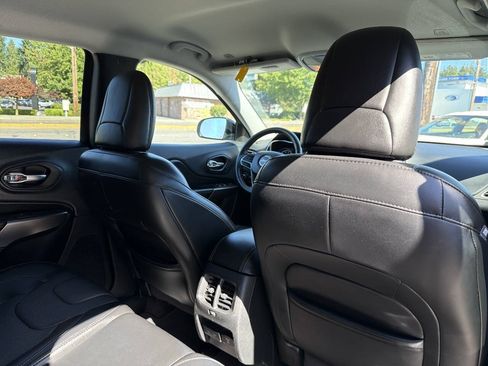 Used 2019 Jeep Cherokee Limited w/ Technology Group AWD/4WD image 25