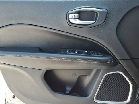 Used 2019 Jeep Compass Latitude AWD/4WD image 17