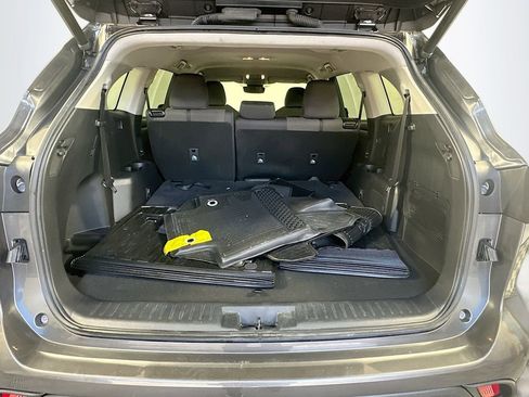 Used 2023 Toyota Highlander LE image 26