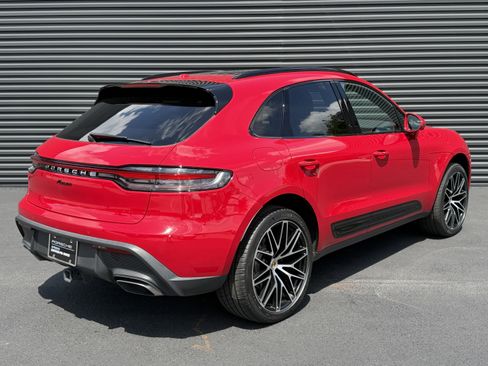 Certified 2024 Porsche Macan AWD/4WD image 9